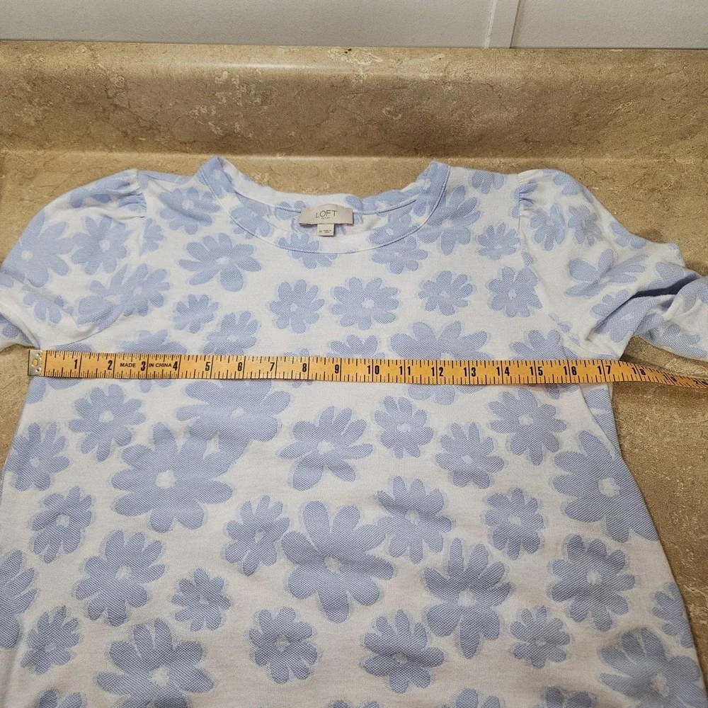 Loft Outlet knit top Women M White Blue Daisy Floral Feminine Preppy Cottagecore